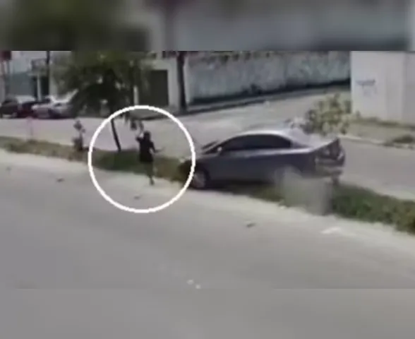 Carro desgovernado atropela pedestre, invade pista contrária e colide com outro veículo