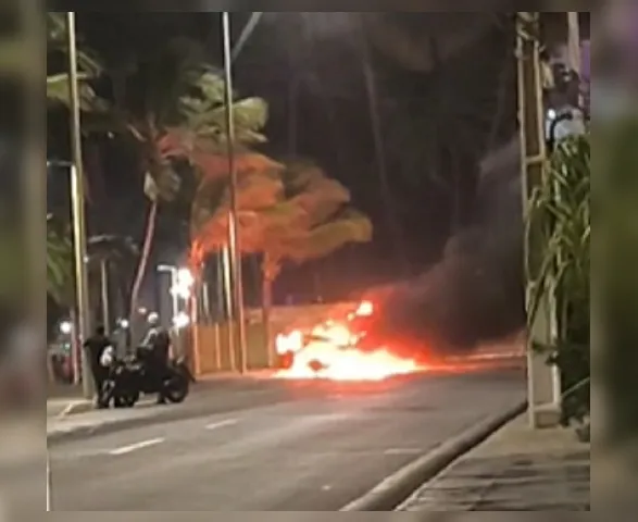 Carro é destruído por incêndio em avenida de Cruz das Almas