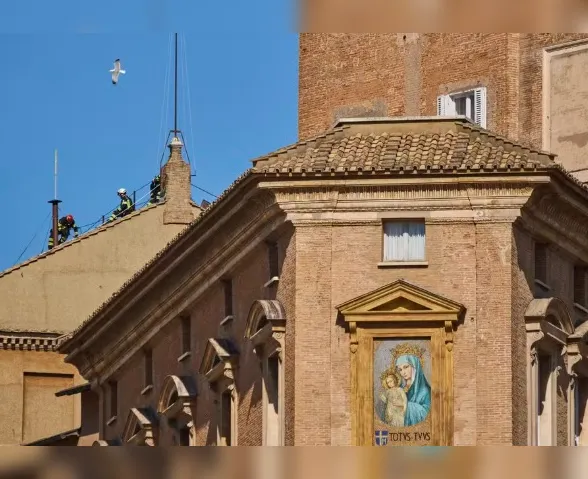Chaminé que anunciará novo papa é instalada na Capela Sistina