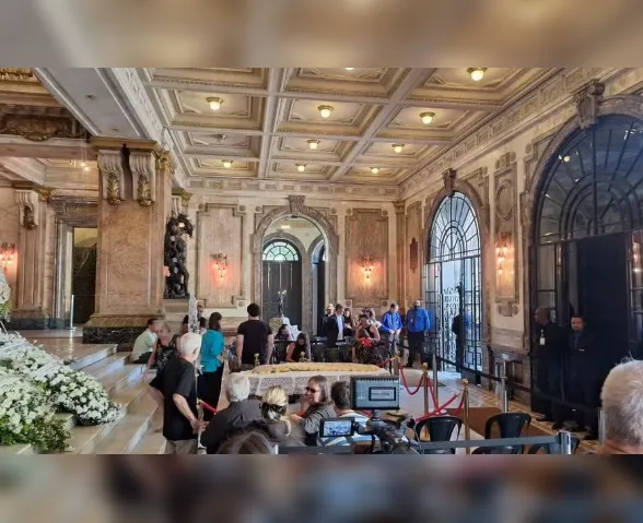 Corpo de Nana Caymmi é velado no Theatro Municipal do Rio
