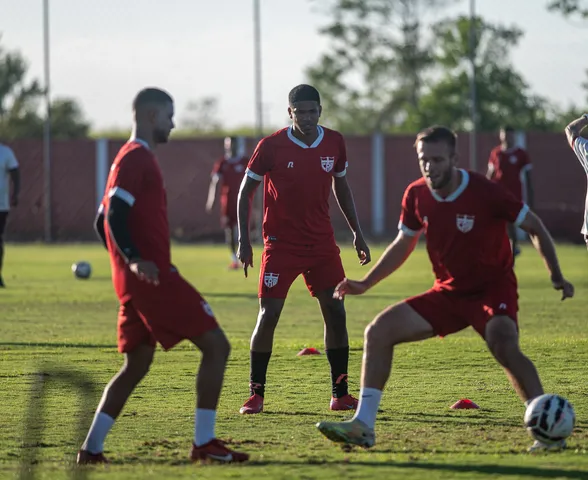 Fábio Alemão, zagueiro do CRB, treina com bola e já está liberado para jogar após lesão
