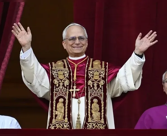 Famosa revela que mãe teve romance com papa Leão XIV e expõe detalhes