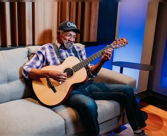 Há 20 anos sem voz, sambista volta a cantar com ajuda de IA