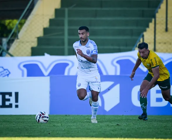 Meio-campista Camacho vem sendo destaque no time do CSA na temporada