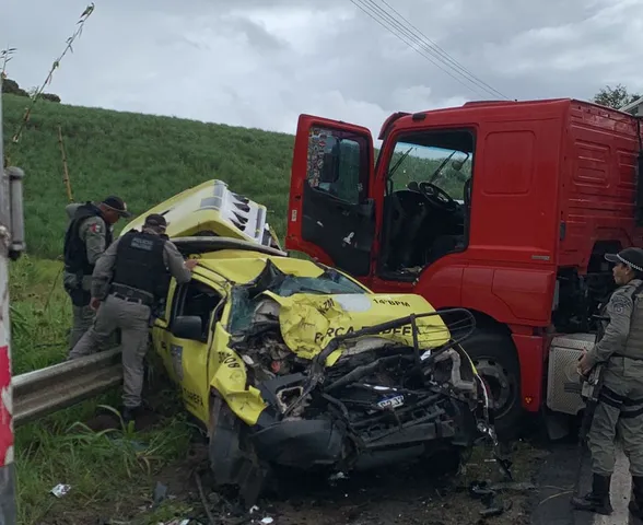 Milagre! PMs escapam ilesos de acidente em Alagoas após carreta destruir viatura na BR-101