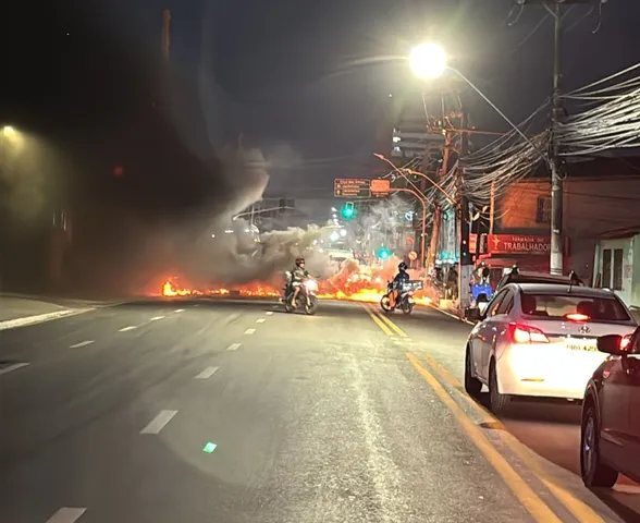 Moradores bloqueiam Avenida Comendador Gustavo Paiva para reclamar de falta de água