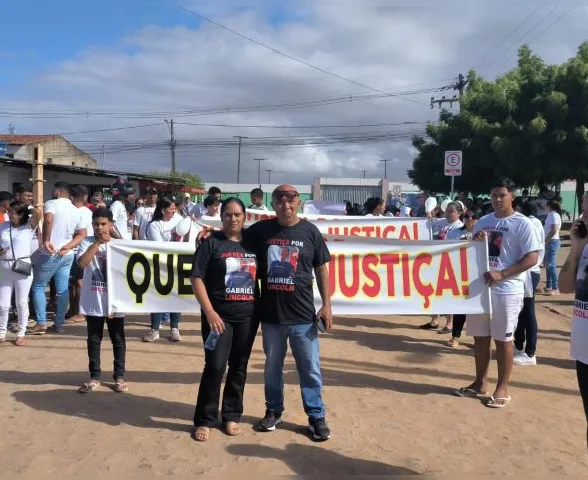 Moradores de Palmeira dos Índios vão às ruas pedir justiça por adolescente morto em abordagem policial