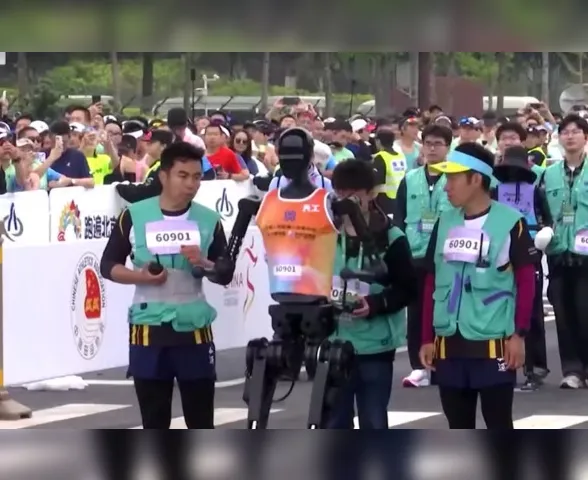 Robôs participam de corrida contra humanos na China