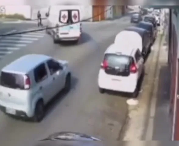 Vídeo: ambulância atropela mulher e criança em faixa de pedestres