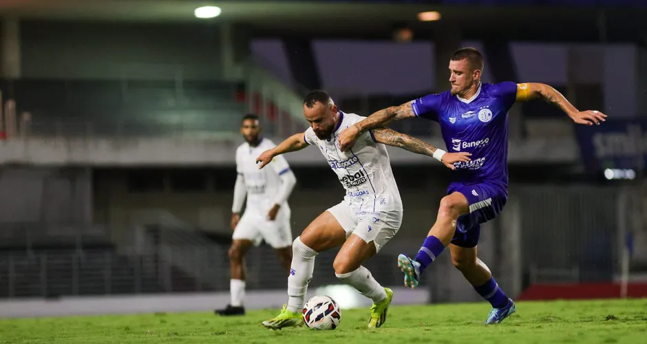 Disputa de bola no jogo CSA x Confiana
