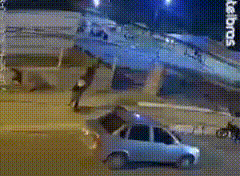 Câmera flagra momento em que homem é assassinado a tiros em praça; veja!