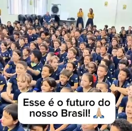 Crianças cantam com Banda da PM em auditório de escola e vídeo viraliza
