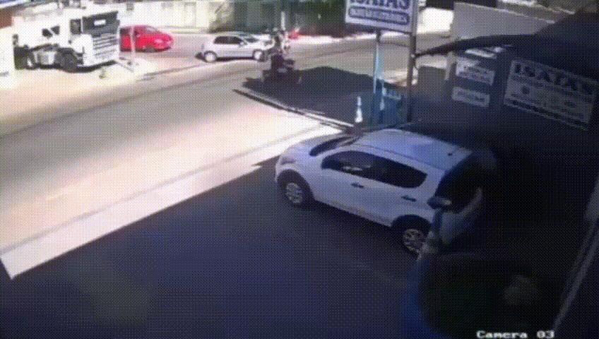 Imagens mostram exato momento em que condutor atropela casal em moto e foge