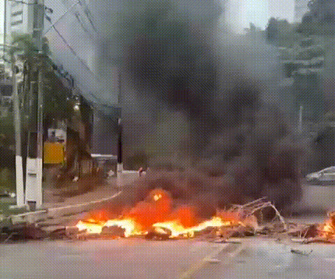 Moradores do Vale do Reginaldo fecham Ladeira Geraldo Melo em protesto