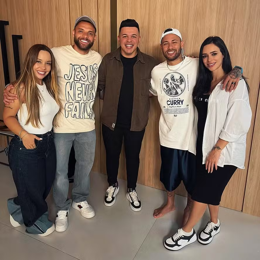 Neymar e Bruna Biancardi participam de encontro de casais cristãos em Santos