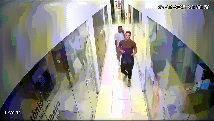 Vídeo mostra momento em que quadrilha criminosa invade e furta 30 celulares de loja