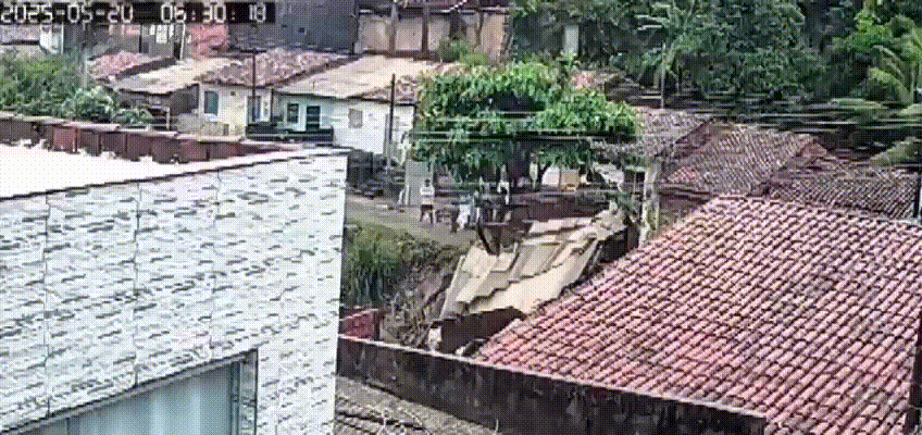 Vídeo mostra o momento em que chão cede e abre cratera em grota no Jacintinho