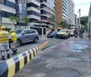 Sangue e vidros quebrados: veja como ficou carro de luxo de homem baleado na Ponta Verde imagem