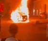Carro pega fogo ao estacionar sobre fogueira na Ponta Grossa imagem