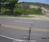 Vídeo mostra quando jovem é "fechado" por carro e cai antes de ser arrastado por caminhão imagem