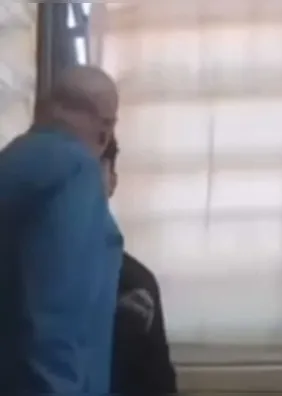 Vídeo: aluno faz deboche durante a aula e leva tapa de professor