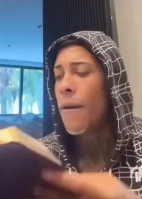 Após prisão, MC Poze incentiva leitura da bíblia: “Pastor de Israel”