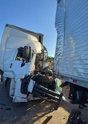 Vídeo: motorista morre após caminhão arrastar veículos e causar engavetamento em Junqueiro