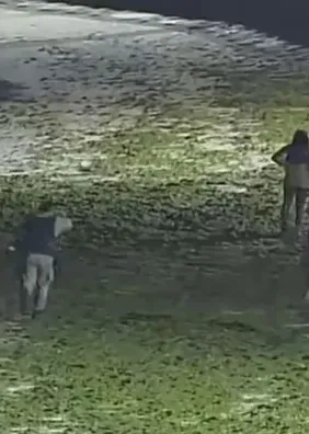 Casal que vendia drogas ao lado de bebê na Ponta Verde é preso após ser flagrado por câmeras