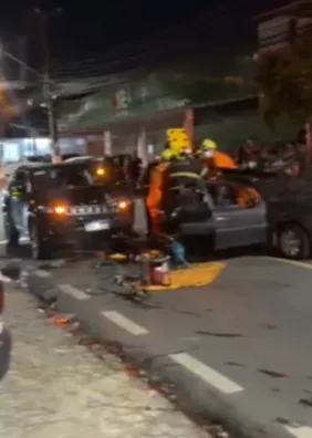 Colisão entre carros deixa duas pessoas feridas na Serraria