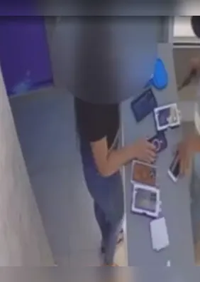 Criminosos invadem loja e fazem vítimas de 'escudo' após homem atirar contra eles