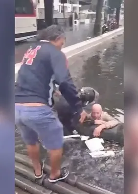 Idoso cai em canal durante temporal e é socorrido por populares