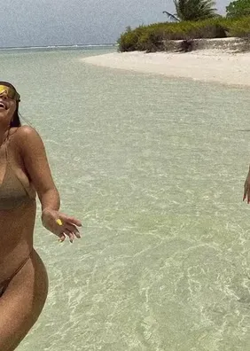 Kim Kardashian se declara a irmã Khloé com fotos de biquíni