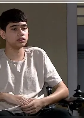 'Nunca deixei de acreditar': aluno atingido por janela de escola volta a andar após 8 meses