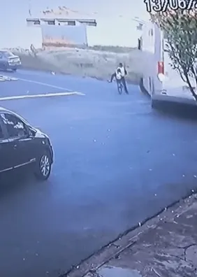 Vídeo: criança de 3 anos morre atropelada por ônibus enquanto andava de bicicleta