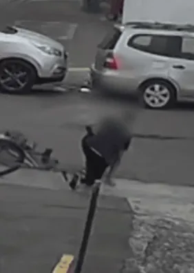 Pai e filha perseguem e agridem ciclista em briga de trânsito