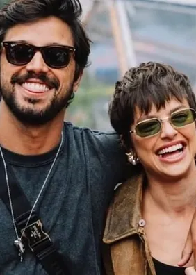 Rodrigo Simas posa pelado em clique com Agatha Moreira