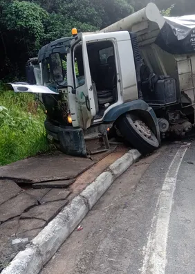 Trânsito é parcialmente interditado após caminhão invadir calçada no Barro Duro
