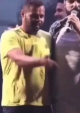 Veja momento em que homem tenta voltar com ex em palco e depois a mata