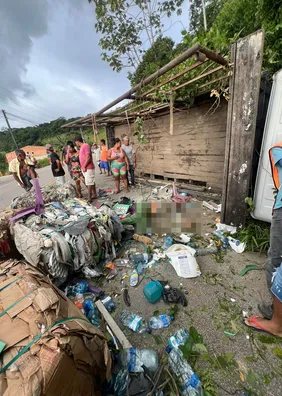 Vídeo: caminhão com materiais recicláveis tomba e deixa um morto em Matriz do Camaragibe