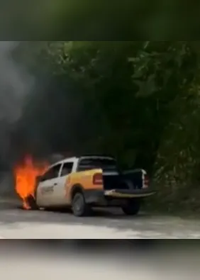 Vídeo: carro de prefeitura pega fogo enquanto trafegava em rodovia de São Luís do Quitunde