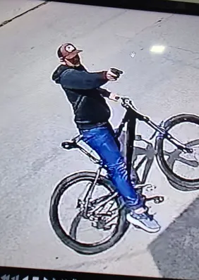 Vídeo mostra momento em que suspeito em bicicleta tenta matar homem a tiros no Poço