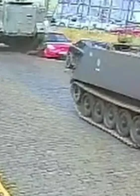 Video: tanque do Exército destrói carros ao tragefar na contramão