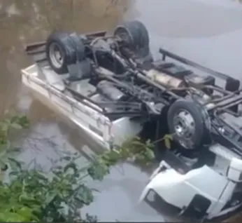 Caminhão cai de ponte após colisão e cabine fica submersa na BR-104