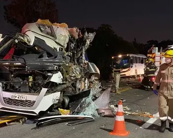 5 morrem em acidente entre carreta e ônibus com universitários