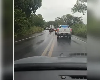 Acidente entre caçamba e caminhão deixa duas pessoas presas às ferragens na BR-104