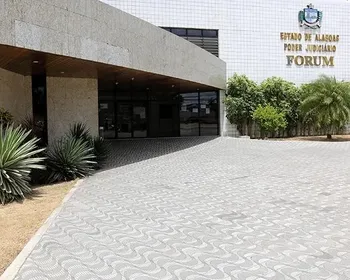 Acusado de matar namorada a tiros enquanto ela dormia vai a júri