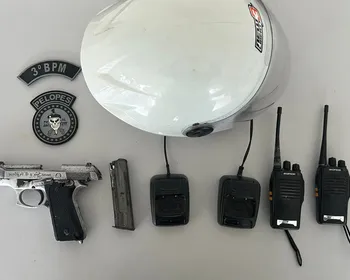 Adolescente é apreendido com moto roubada, arma e radiocomunicadores