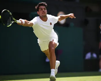 Carlos Alcaraz sofre, mas passa pela estreia de Wimbledon