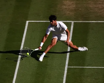 Alcaraz vence anfitrião com facilidade e vai à semi de Wimbledon