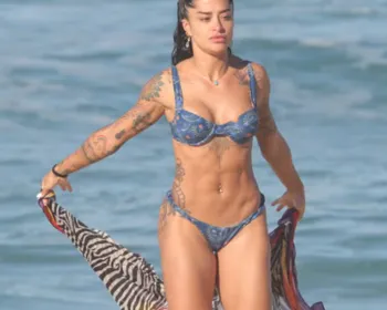 Aline Campos exibe corpo definido em dia de praia